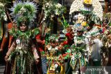 Peserta menggunakan kostum bertema teluk pangpang pada penilaian Banyuwangi Ethno Carnival (BEC) 2023 di Gesibu Blambangan, Banyuwangi, Jawa Timur, Selasa (4/7/2023). Sebanyak 100 peserta akan menampilkan kostum bertema The Magic of Ijen Geopark pada puncak acara BEC 8 Juli mendatang. ANTARA Jatim/Budi Candra Setya/zk