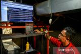 Mekanik menguji torsi atau dyno test motor bbm yang dikonversi ke motor listrik di bengkel Bacip Moto Shop di Bandung, Jawa Barat, Senin (3/7/2023). Bengkel Bacip Moto Shop binaan Bintang Racing Team tersebut merupakan bengkel resmi pemasangan, perawatan, pemeriksaan peralatan instalasi sistem penggerak motor listrik pada kendaraan bermotor dan mendapatkan lisensi Kementerian Perhubungan. Konversi motor tersebut dipatok dengan harga Rp9, 5 juta dengan jarak tempuh rata-rata 40 kilometer. ANTARA FOTO/Raisan Al Farisi/agr