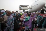 Jamaah haji yang tergabung dalam kelompok terbang (kloter) pertama tiba di Bandara Internasional Juanda Surabaya di Sidoarjo, Jawa Timur, Selasa (4/7/2023). Sebanyak 450 jamaah haji asal Bangkalan, Madura kembali ke tanah air setelah menunaikan ibadah haji. ANTARA Jatim/Umarul Faruq/zk 