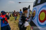 Perlombaan panahan tradisional Fornas 2023. Peserta melihat hasil tembakannya saat mengikuti lomba panahan tradisional dengan jarak 15 meter di Lanud Sulaiman, Kabupaten Bandung Jawa Barat, Selasa (4/7/2023). Lomba panahan tradisional dalam rangka Festival Olahraga Masyarakat Tingkat Nasional (Fornas) tersebut diikuti oleh 1.165 peserta dari 22 provinsi di Indonesia yang melombakan 15 kategori panahan. ANTARA FOTO/Raisan Al Farisi/agr