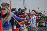 Peserta kategori SMP putri mengikuti lomba panahan tradisional dengan jarak 15 meter di Lanud Sulaiman, Kabupaten Bandung Jawa Barat, Selasa (4/7/2023). Lomba panahan tradisional dalam rangka Festival Olahraga Masyarakat Tingkat Nasional (Fornas) tersebut diikuti oleh 1.165 peserta dari 22 provinsi di Indonesia yang melombakan 15 kategori panahan. ANTARA FOTO/Raisan Al Farisi/agr