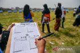 Juri melakukan penilaian hasil tembakan peserta pada lomba panahan tradisional dengan jarak 15 meter di Lanud Sulaiman, Kabupaten Bandung Jawa Barat, Selasa (4/7/2023). Lomba panahan tradisional dalam rangka Festival Olahraga Masyarakat Tingkat Nasional (Fornas) tersebut diikuti oleh 1.165 peserta dari 22 provinsi di Indonesia yang melombakan 15 kategori panahan. ANTARA FOTO/Raisan Al Farisi/agr