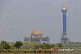 Masjid Rahmatan Lil Alamin yang berada di Pondok Pesantren Al Zaytun di Gantar, Indramayu, Jawa Barat, Selasa (4/7/2023). Ma'had Al-Zaytun atau Pondok Pesantren Al-Zaytun yang diresmikan pada tahun 1999 itu berdiri dilahan seluas 1.200 hektar. ANTARA FOTO/Dedhez Anggara/agr