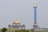 Masjid Rahmatan Lil Alamin yang berada di Pondok Pesantren Al Zaytun di Gantar, Indramayu, Jawa Barat, Selasa (4/7/2023). Ma'had Al-Zaytun atau Pondok Pesantren Al-Zaytun yang diresmikan pada tahun 1999 itu berdiri dilahan seluas 1.200 hektar. ANTARA FOTO/Dedhez Anggara/agr