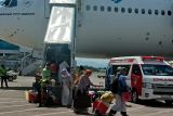 Seorang haji melalui Embarkasi Makassar gunakan baju berlapis hindari kelebihan bagasi