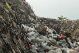 Pemulung memilah sampah plastik di tempat pembuangan akhir (TPA) Air Sebakul di Kota Bengkulu, Provinsi Bengkulu, Selsa (4/7/2023). Pemerintah Kota setempat berencana memperluas TPA Air Sebakul dengan menyiapkan lahan seluas 5 hektare dengan anggaran Rp5 Miliar. ANTARA FOTO/Muhammad Izfaldi/tom.