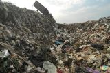 Pemulung memilah sampah plastik di tempat pembuangan akhir (TPA) Air Sebakul di Kota Bengkulu, Provinsi Bengkulu, Selsa (4/7/2023). Pemerintah Kota setempat berencana memperluas TPA Air Sebakul dengan menyiapkan lahan seluas 5 hektare dengan anggaran Rp5 Miliar. ANTARA FOTO/Muhammad Izfaldi/tom.