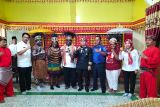 Ketua PMI Provinsi Papua dan Pangikhan Tihang Makhga saling kenalkan kebudayaan