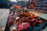 Unsur Forum Koordinasi Pimpinan Daerah (Forkopimda) memusnahkan berbagai merek rokok ilegal di Kantor Pengawasan dan Pelayanan Bea dan Cukai Lhokseumawe, Aceh, Kamis (6/7/2023). Pemusnahan sebanyak 1.176.744 batang rokok illegal dengan cara dibakar tersebut merupakan hasil penindakan dari 744 operasi rokok ilegal di lima kabupaten/kota di Aceh dengan kerugian negara mencapai Rp1,2 miliar. ANTARA/Rahmad.