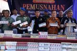 Unsur Forum Koordinasi Pimpinan Daerah (Forkopimda) menunjukan berbagai merek rokok ilegal sebelum dimusnahkan di Kantor Pengawasan dan Pelayanan Bea dan Cukai Lhokseumawe, Aceh, Kamis (6/7/2023). Pemusnahan sebanyak 1.176.744 batang rokok illegal dengan cara dibakar tersebut merupakan hasil penindakan dari 744 operasi rokok ilegal di lima kabupaten/kota di Aceh dengan kerugian negara mencapai Rp1,2 miliar. ANTARA/Rahmad.