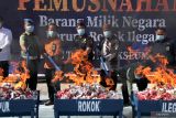 Unsur Forum Koordinasi Pimpinan Daerah (Forkopimda) memusnahkan berbagai merek rokok ilegal di Kantor Pengawasan dan Pelayanan Bea dan Cukai Lhokseumawe, Aceh, Kamis (6/7/2023). Pemusnahan sebanyak 1.176.744 batang rokok illegal dengan cara dibakar tersebut merupakan hasil penindakan dari 744 operasi rokok ilegal di lima kabupaten/kota di Aceh dengan kerugian negara mencapai Rp1,2 miliar. ANTARA/Rahmad.