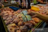Pembeli menyerahkan uang kepada pedagang saat membeli ayam fillet di Pasar Kosambi, Bandung, Jawa Barat, Kamis (6/7/2023). Menurut pedagang harga daging ayam naik menjadi Rp42 ribu dari semula Rp39 ribu yang disebabkan adanya kenaikan harga pakan dan menipisnya stok daging ayam. ANTARA FOTO/Raisan Al Farisi/agr