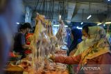 Warga memilih daging ayam di salah satu lapak di Pasar Kosambi, Bandung, Jawa Barat, Kamis (6/7/2023). Menurut pedagang harga daging ayam naik menjadi Rp42 ribu dari semula Rp39 ribu yang disebabkan adanya kenaikan harga pakan dan menipisnya stok daging ayam. ANTARA FOTO/Raisan Al Farisi/agr