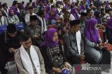 Pasangan pengantin mengikuti nikah massal pada Resepsi Itsbat Nikah di Komando Distrik Militer (Kodim) 0613/Ciamis, Jawa Barat, Kamis (6/7/2023). Nikah massal gratis yang diikuti 81 pasangan itu dalam rangkaian Hari Jadi Kabupaten Ciamis ke-831 untuk membantu masyarakat mendapatkan legalitas pernikahan sesuai dengan ketentuan yang berlaku. ANTARA FOTO/Adeng Bustomi/agr