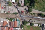 Foto udara KRL melintas di Bojonggede, Kabupaten Bogor, Jawa Barat, Selasa (4/7/2023). Berdasarkan data PT KAI hingga Mei 2023 terjadi 1.782 musibah kecelakaan lalu lintas di perlintasan sebidang, dengan jumlah perlintasan sebidang sebanyak 3.849 titik terdiri dari 1.447 titik dijaga dan 2.259 titik tidak dijaga. ANTARA FOTO/Yulius Satria Wijaya/rwa.
