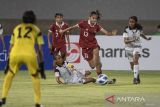 Pesepak bola Timnas Wanita Indonesia U-19 Claudia Alexandra Scheunemann (kedua kanan) berebut bola dengan pesepak bola Timor Leste Virginia Fatima Da Silva Branco (kiri bawah) pada pertandingan penyisihan grup A AFF U-19 Women Championship 2023 di Stadion Gelora Sriwijaya Jakabaring (GSJ) Palembang, Sumatera Selatan, Rabu (5/7/2023). Indonesia menang dengan skor 7-0. ANTARA FOTO/Nova Wahyudi/hp.