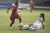 Pesepak bola Timnas Wanita Indonesia U-19 Rana Wandik (kiri) berebut bola dengan pesepak bola Timor Leste Juleica Silva Da Costa (kanan) pada pertandingan penyisihan grup A AFF U-19 Women Championship 2023 di Stadion Gelora Sriwijaya Jakabaring (GSJ) Palembang, Sumatera Selatan, Rabu (5/7/2023). Indonesia menang dengan skor 7-0. ANTARA FOTO/Nova Wahyudi/hp.