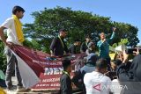 Sejumlah demonstran dari beberapa ormas menggelar aksi di gedung  Dewan Perwakilan Rakyat Aceh (DPRA) , Banda Aceh, Aceh, Jumat (7/7/2023). Demonstran menuntut agar presiden Joko Widodo dan Mendagri, Tito Karnavian membatalkan perpanjangan jabatan, Achmad Marzuki sebagai Penjabat Gubernur Aceh karena dinilai berkinerja buruk. ANTARA FOTO/Ampelsa.