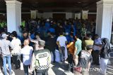 Sejumlah demonstran dari beberapa ormas berusaha menerobos blokade polisi saat menggelar aksi di gedung Dewan Perwakilan Rakyat Aceh (DPRA) , Banda Aceh, Aceh, Jumat (7/7/2023). Demonstran menuntut agar presiden Joko Widodo dan Mendagri, Tito Karnavian membatalkan perpanjangan jabatan, Achmad Marzuki sebagai Penjabat Gubernur Aceh karena dinilai berkinerja buruk. ANTARA FOTO/Ampelsa.