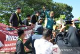Sejumlah demonstran dari beberapa ormas menggelar aksi di gedung  Dewan Perwakilan Rakyat Aceh (DPRA) , Banda Aceh, Aceh, Jumat (7/7/2023). Demonstran menuntut agar presiden Joko Widodo dan Mendagri, Tito Karnavian membatalkan perpanjangan jabatan, Achmad Marzuki sebagai Penjabat Gubernur Aceh karena dinilai berkinerja buruk. ANTARA FOTO/Ampelsa.