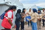 Ketua PMI Lampung bagikan paket sembako kepada peserta Jumbara