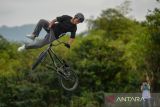 Pegiat olahraga sepeda BMX melakukan trik saat menjalani perlombaan di Bedas Extreme Sport Arena, Kabupaten Bandung, Jawa Barat, Jumat (7/7/2023). Perlombaan olahraga BMX yang digelar pada ajang Festival Olahraga Masyarakat Tingkat Nasional (Fornas) tersebut diikuti oleh 237 pegiat BMX dari 14 provinsi di Indonesia yang melombakan 14 kategori. ANTARA FOTO/Raisan Al Farisi/agr