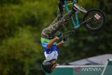 Pegiat olahraga sepeda BMX melakukan trik saat menjalani perlombaan di Bedas Extreme Sport Arena, Kabupaten Bandung, Jawa Barat, Jumat (7/7/2023). Perlombaan olahraga BMX yang digelar pada ajang Festival Olahraga Masyarakat Tingkat Nasional (Fornas) tersebut diikuti oleh 237 pegiat BMX dari 14 provinsi di Indonesia yang melombakan 14 kategori. ANTARA FOTO/Raisan Al Farisi/agr