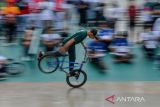 Pegiat olahraga sepeda BMX melakukan trik saat menjalani perlombaan di Bedas Extreme Sport Arena, Kabupaten Bandung, Jawa Barat, Jumat (7/7/2023). Perlombaan olahraga BMX yang digelar pada ajang Festival Olahraga Masyarakat Tingkat Nasional (Fornas) tersebut diikuti oleh 237 pegiat BMX dari 14 provinsi di Indonesia yang melombakan 14 kategori. ANTARA FOTO/Raisan Al Farisi/agr
