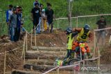 Pegiat Motocross Enduro melewati rintangan di Kompleks Stadion Si Jalak Harupat, Kabupaten Bandung, Jawa Barat, Jumat (7/7/2023). Perlombaan olahraga Motocross Enduro yang digelar pada ajang Festival Olahraga Masyarakat Tingkat Nasional (Fornas) tersebut diikuti oleh 63 pegiat dari lima provinsi di Indonesia. ANTARA FOTO/Raisan Al Farisi/agr