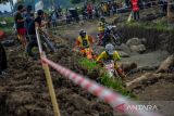 Pegiat Motocross Enduro melewati rintangan di Kompleks Stadion Si Jalak Harupat, Kabupaten Bandung, Jawa Barat, Jumat (7/7/2023). Perlombaan olahraga Motocross Enduro yang digelar pada ajang Festival Olahraga Masyarakat Tingkat Nasional (Fornas) tersebut diikuti oleh 63 pegiat dari lima provinsi di Indonesia. ANTARA FOTO/Raisan Al Farisi/agr