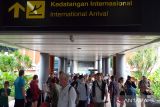 Penumpang berjalan keluar setibanya di Terminal Kedatangan Internasional di Bandara I Gusti Ngurah Rai, Badung, Bali, Kamis (6/7/2023). Kantor Imigrasi Ngurah Rai, Bali, terus mencatat kedatangan wisatawan mancanegara di Pulau Bali pada semester pertama 2023 atau periode Januari-Juni 2023 mencapai 2,37 juta orang atau naik 533,6 persen jika dibandingkan periode sama pada 2022 hanya 374 ribu orang. ANTARA FOTO/Nyoman Hendra Wibowo/wsj.
