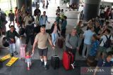 Penumpang berjalan keluar setibanya di Terminal Kedatangan Internasional di Bandara I Gusti Ngurah Rai, Badung, Bali, Kamis (6/7/2023). Kantor Imigrasi Ngurah Rai, Bali, terus mencatat kedatangan wisatawan mancanegara di Pulau Bali pada semester pertama 2023 atau periode Januari-Juni 2023 mencapai 2,37 juta orang atau naik 533,6 persen jika dibandingkan periode sama pada 2022 hanya 374 ribu orang. ANTARA FOTO/Nyoman Hendra Wibowo/wsj.
