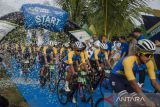 Peserta olahraga sepeda road bike memulai start etape I saat Cycling De Jabar 2023 di kawasan Geopark Ciletuh, Sukabumi, Jawa Barat, Sabtu (8/7/2023). Kegiatan yang digelar oleh Pemerintah Provinsi Jawa Barat tersebut diikuti 154 peserta dan menempuh jarak 199,7 km mulai dari Geopark Ciletuh, Sukabumi, hingga Ranca Buaya, Garut. 2023.ANTARA FOTO/Novrian Arbi/agr