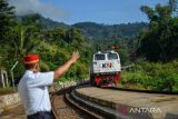 Rangkaian kereta api memasuki Stasiun Lebakjero, Kabupaten Bandung, Jawa Barat, Sabtu (8/7/2023). PT Kereta Api Indonesia (Persero) Daop 2 Bandung pada semester I tahun 2023 telah mengangkut sebanyak 1.768.922 penumpang KA Jarak Jauh. Jumlah tersebut meningkat 57 persen jika dibandingkan dengan semester I tahun 2022 sebanyak 1.129.994 pelanggan KA. ANTARA FOTO/Raisan Al Farisi/agr