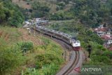 Rangkaian kereta api memasuki Stasiun Lebakjero, Kabupaten Bandung, Jawa Barat, Sabtu (8/7/2023). PT Kereta Api Indonesia (Persero) Daop 2 Bandung pada semester I tahun 2023 telah mengangkut sebanyak 1.768.922 penumpang KA Jarak Jauh. Jumlah tersebut meningkat 57 persen jika dibandingkan dengan semester I tahun 2022 sebanyak 1.129.994 pelanggan KA. ANTARA FOTO/Raisan Al Farisi/agr