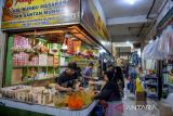 Aktivitas warga di Pasar Cicalengka, Kabupaten Bandung, Jawa Barat, Sabtu (8/7/2023). Pasar Cicalengka menjadi salah satu pasar yang sudah memiliki status SNI melalui program pasar juara yang dicanangkan oleh Pemerintah Provinsi Jawa Barat guna meningkatkan daya beli masyarakat seiring dengan peningkatan kualitas pasar yang bersih dan nyaman. ANTARA FOTO/Raisan Al Farisi/agr