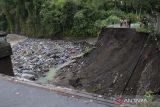 Sejumlah warga mengamati kondisi jembatan yang putus di wilayah Dusun Apet, Desa Selat, Klungkung, Bali, Sabtu (8/7/2023). Jembatan yang menghubungkan Desa Selat, Kabupaten Klungkung dengan Desa Tangkup, Kabupaten Karangasem tersebut putus pada Jumat (7/7) malam akibat meningkatnya debit air sungai saat terjadi hujan deras sehingga akses jalur pariwisata itu tidak bisa dilalui kendaraan dan ditutup sementara. ANTARA FOTO/Nyoman Hendra Wibowo/wsj.