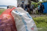 Pengumpulan sampah plastik laut oleh nelayan