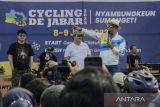 Gubernur Jawa Barat Ridwan Kamil (kanan) memberikan sambutan pada penutupan gelaran olahraga sepeda roadbike Cycling de Jabar di Alun-alun Paamprokan, Pangandaran, Jawa Barat, Minggu (9/7/2023). Gelaran balap sepeda yang menempuh jarak 369 km tersebut merupakan kegiatan tahunan Pemprov Jabar guna menjaga potensi wisata dan pertumbuhan ekonomi masyarakat di kawasan jalur pantai selatan Jabar. ANTARA FOTO/Novrian Arbi/agr