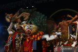  Grup penari reog SMPN 1 Bungkal Ponorogo tampil di atas panggung pada acara Pembukaan Perayaan Grebeg Suro di Alun-alun Ponorogo, Jawa Timur, Minggu (9/7/2023). Grebeg Suro untuk menyambut datangnya Tahun Baru Islam sekaligus Tahun Baru Jawa tersebut diisi berbagai kegiatan antara lain Festival Reog Nasional, Festival Reog Remaja, pameran bonsai, pameran seni rupa, pagelaran pusaka, pacuan kuda, dan berbagai kegiatan seni budaya serta keagamaan tersebut rencananya akan berlangsung hingga 15 Agustus mendatang. ANTARA Jatim/Siswowidodo/ZK