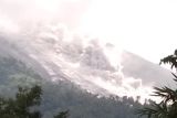 Gunung Karangetang di Sulawesi Utara luncurkan awan panas guguran, warga diungsikan