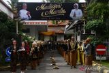 Sejumlah pasangan pengantin mengikuti prosesi temu manten saat digelar nikah massal Medioen Mantu di Rumah Dinas Wali Kota Madiun, Jawa Timur, Sabtu (8/7/2023). Pemkot Madiun memfasilitasi pernikahan gratis untuk 18 pasangan pengantin dalam rangkaian peringatan Hari Jadi ke-105 Kota Madiun. ANTARA Jatim/Siswowidodo/ZK