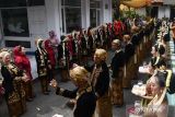 Sejumlah pasangan pengantin mengikuti prosesi temu manten saat digelar nikah massal Medioen Mantu di Rumah Dinas Wali Kota Madiun, Jawa Timur, Sabtu (8/7/2023). Pemkot Madiun memfasilitasi pernikahan gratis untuk 18 pasangan pengantin dalam rangkaian peringatan Hari Jadi ke-105 Kota Madiun. ANTARA Jatim/Siswowidodo/zk