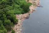 Tumpukan sampah di Hutan Mangrove Muara Angke dari dua titik