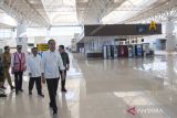 Presiden Joko Widodo (kedua kanan) didampingi Menteri BUMN Erick Thohir (kanan), Sekretaris Kabinet Pramono Anung (ketiga kanan), Menteri Perhubungan Budi Karya Sumadi (tengah) dan Gubernur Jawa Barat Ridwan Kamil (ketiga kiri) meninjau Bandara Kertajati, Majalengka, Jawa Barat, Selasa (11/7/2023). Presiden menyatakan penerbangan dari Bandara Husein Sastranegara akan segera dipindahkan ke Bandara Kertajati pada bulan Oktober dan akan beroperasi penuh terutama untuk pesawat jet. ANTARA FOTO/Dedhez Anggara/wsj.