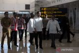 Presiden Joko Widodo (keempat kanan) didampingi Gubernur Jawa Barat Ridwan Kamil (kiri) dan Menteri Perhubungan Budi Karya Sumadi (kedua kiri) meninjau Bandara Kertajati, Majalengka, Jawa Barat, Selasa (11/7/2023). Presiden menyatakan penerbangan dari Bandara Husein Sastranegara akan segera dipindahkan ke Bandara Kertajati pada bulan Oktober dan akan beroperasi penuh terutama untuk pesawat jet. ANTARA FOTO/Dedhez Anggara/wsj.