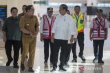 Presiden Joko Widodo (tengah) berbincang dengan Gubernur Jawa Barat Ridwan Kamil (dua kiri) didampingi Menteri BUMN Erick Thohir (kiri) dan Menteri Perhubungan Budi Karya Sumadi (ketiga kiri) saat meninjau Bandara Kertajati, Majalengka, Jawa Barat, Selasa (11/7/2023). Presiden menyatakan penerbangan dari Bandara Husein Sastranegara akan segera dipindahkan ke Bandara Kertajati pada bulan Oktober dan akan beroperasi penuh terutama untuk pesawat jet. ANTARA FOTO/Dedhez Anggara/wsj.