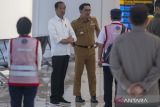 Presiden Joko Widodo (kedua kiri) berbincang dengan Gubernur Jawa Barat Ridwan Kamil (ketiga kanan) saat meninjau Bandara Kertajati, Majalengka, Jawa Barat, Selasa (11/7/2023). Presiden menyatakan penerbangan dari Bandara Husein Sastranegara akan segera dipindahkan ke Bandara Kertajati pada bulan Oktober dan akan beroperasi penuh terutama untuk pesawat jet. ANTARA FOTO/Dedhez Anggara/wsj.