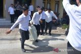 Anggota Reserse Narkoba Polda Aceh membawa karung berisi barang bukti narkotika jenis sabu usai rilis kasus di Banda Aceh, Aceh, Rabu (12/7/2023). Polda Aceh bersama Badan Narkotikan Nasional provinsi Aceh dan Bea Cukai menggagalkan peredaran narkotika jenis sabu sabu sebanyak 57 kilogram yang merupakan jaringan internasional dari Thailand dan Malasyaia di perairan kabupaten Aceh Besar dan mengamankan sejumlah handphone , satu pucuk senjata jenis revolver dan menangkap lima tersangka. ANTARA FOTO/Ampelsa.