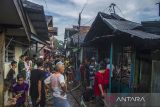 Sejumlah warga melihat puing sisa kebakaran di kawasan Teluk Tiram, Banjarmasin, Kalimantan Selatan, Rabu (12/7/2023). Penyebab kebakaran yang menghanguskan lima rumah dan satu Mushala tersebut masih dalam penyelidikan pihak berwajib. ANTARA/Bayu Pratama S.